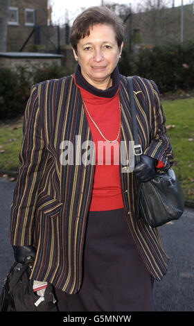 Die Geburtshelferin und Gynäkologin mit Ursula Lloyd aus dem West-Londoner Portland-Krankenhaus verlässt das St. Pancras Coroner's Court, London, wo die Untersuchung nach einem Schlaganfall neun Tage nach einer Kaiserschnitt-Geburt im Krankenhaus im Februar 1999 in den Tod von Laura Touche, 31, stattfand. Der Untersuchung wurde erzählt, dass Laura Touche zweieinhalb Stunden lang keine grundlegenden Gesundheitskontrollen erhalten hatte, nachdem sie Zwillinge in einem führenden Privatkrankenhaus zur Welt gebracht hatte. Stockfoto
