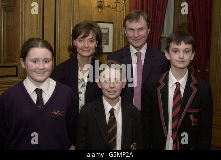 Die Frau des Premierministers Cherie Blair mit dem Abgeordneten Archie Norman für Tunbridge Wells auf der Downing Street Nr. 10 heute Abend. Der Abgeordnete aus Kent war mit 3 seiner jungen Wahlberechtigten (von links nach rechts), Natasha Hawkey, Saul Floirs und Nichollips, zum Tee und zum Plausch mit Frau Blair. Stockfoto