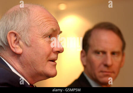 Nordirische Minister John Reid (links) mit dem nordirischen Berater von US-Präsident Bush von Richard Haas bei einer Pressekonferenz im Zentrum von London. Stockfoto