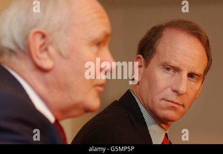 Der nordirische Sekretär John Reid (links) mit dem nordirischen Berater von US-Präsident Bush von Richard Haass bei einer Pressekonferenz im Zentrum von London. Stockfoto