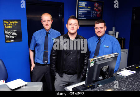 Nordirland Snooker-Spieler Mark Allen besucht den William Hill Shop in York vor der UK Snooker Championship williamhill.com. Stockfoto