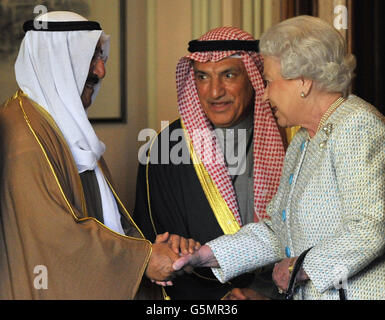 Die britische Königin Elizabeth II. (R) schüttelt am letzten Tag seines Staatsbesuches in Großbritannien die Hände des Emirs Scheich Sabah al-Ahmad al-Sabah (L) in Kuwait im Schloss Windsor. Stockfoto