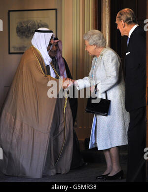 Die britische Königin Elisabeth II. (R) und Prinz Philip sprechen am letzten Tag seines Staatsbesuches im Vereinigten Königreich Auf Wiedersehen an den Emir Sheikh Sabah al-Ahmad al-Sabah (L) in Kuwait im Schloss Windsor. Stockfoto