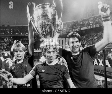 Gary Shaw von Aston Villa (links), Tony Morley (Mitte) und Torschütze des Siegtreffer Peter Withe (rechts) zeigen den Villa-Fans im Feyenoord-Stadion stolz den Pokal. Villa schlug Bayern München 0:1. Stockfoto