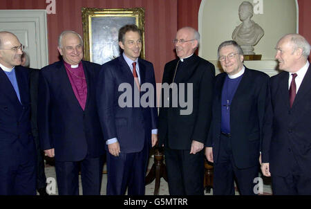 Von links nach rechts: Präsident der Methodistischen Kirche in Irland Rev Harold Good, Kirche von Irland Erzbischof von Armagh Dr. Robin Eames, Premierminister Tony Blair, römisch-katholischer Erzbischof von Armagh. * ... Dr. Sean Brady, Moderator der Presbyterianischen Kirche in Irland Dr. Alastair Dunlop, und der nordirische Sekretär John Reid. Vertreter der großen Glaubensrichtungen trafen sich, um Gewalt in allen Formen abzulehnen und für den Frieden zu beten. An dem Gottesdienst im Zentrum von London sollten Persönlichkeiten aus neun Glaubensrichtungen teilnehmen, von der Baha'i-Tradition bis hin zu Buddhisten, Christen, Juden, Muslimen und Sikhs. Stockfoto