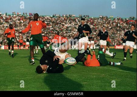 26-MAY-95, Rugby WM 1995, Schottland gegen Elfenbeinküste, Schottland Kapitän Gavin Hastings gibt einen Versuch in der Ecke Stockfoto