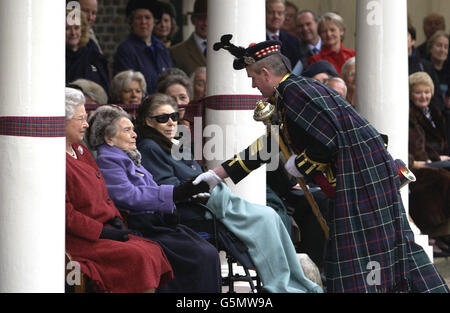 Prinzessin Alice (C) sitzt mit der Königin (L) und Prinzessin Margaret, schüttelt die Hand von Pipe Major, Ewen Stuart, von der King's own Scottish Borderers auf einer Party zu feiern ihren bevorstehenden 100. Geburtstag am Weihnachtstag, im Kensington Palace, London. * Major Stuart komponierte eine Melodie 'Centenial Celebration', die während eines seltenen öffentlichen Auftritts der Prinzessin auf der Party vorgespielt wurde. Stockfoto