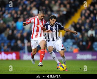 Fußball - Barclays Premier League - West Bromwich Albion / Stoke City - The Hawthorns. Jonathan Walters von Stoke City (links) und Goran Popov von West Bromwich Albion (rechts) kämpfen um den Ball Stockfoto