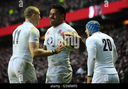 Rugby Union - QBE International - England / Neuseeland - Twickenham. Der englische Manu Tuilagi (Mitte) feiert mit Mike Brown, nachdem er während der QBE International im Twickenham Stadium, London, einen Versuch gemacht hat. Stockfoto