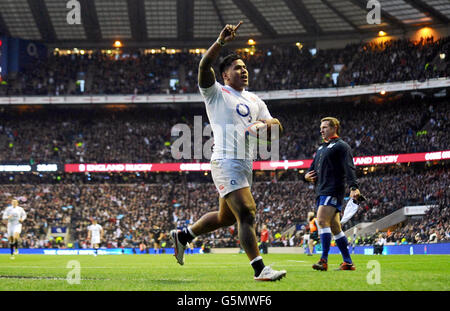 Rugby Union - QBE International - England / Neuseeland - Twickenham. Der englische Manu Tuilagi feiert, nachdem er während der QBE International im Twickenham Stadium, London, einen Versuch gemacht hat. Stockfoto