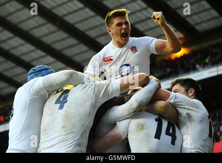 Der englische Owen Farrell (TOP) feiert mit seinen Teamkollegen, nachdem Chris Ashton während der QBE International im Twickenham Stadium, London, einen Versuch gemacht hat. Stockfoto