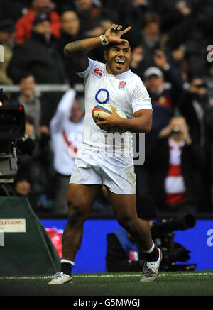 Rugby Union - QBE International - England / Neuseeland - Twickenham. Der englische Manu Tuilagi feiert, nachdem er einen Versuch gemacht hat Stockfoto