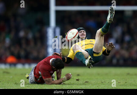 Rugby Union - Dove Men Series - Wales / Australien - Millennium Stadium. Der Australier Barrick Barnes wird während des Spiels der Dove Men Series im Millennium Stadium, Cardiff, von Wales' Aaron Shingler (links) angegangen. Stockfoto