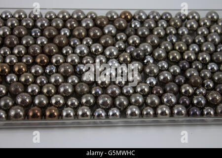 Tablett mit Kugellager Stockfoto