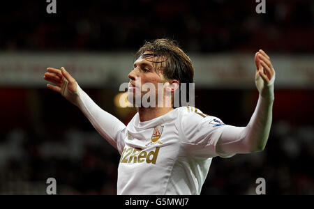 Fußball - Barclays Premier League - Arsenal gegen Swansea City - Emirates Stadium. Miguel Michu von Swansea City feiert das zweite Tor seiner Seite Stockfoto