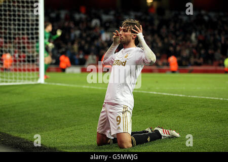 Fußball - Barclays Premier League - Arsenal gegen Swansea City - Emirates Stadium. Miguel Michu von Swansea City feiert das zweite Tor seiner Seite Stockfoto