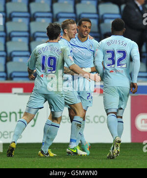 Fußball - FA Cup - zweite Runde - Coventry City gegen Morcambe - Ricoh Arena. Carl Baker von Coventry City wird während des Spiels der zweiten Runde des FA Cup in der Ricoh Arena in Coventry zu seinem Tor gratuliert. Stockfoto