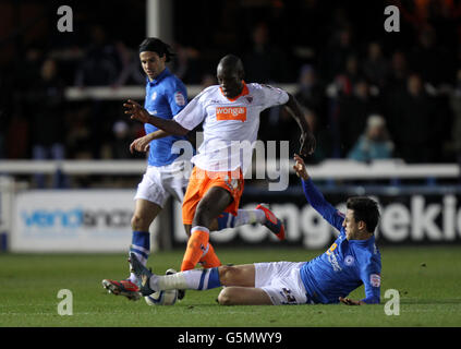 Fußball - npower Football League Championship - Peterborough United / Blackpool - London Road. George Thorne von Peterborough United greift Isaiah Osbourne von Blackpool an Stockfoto