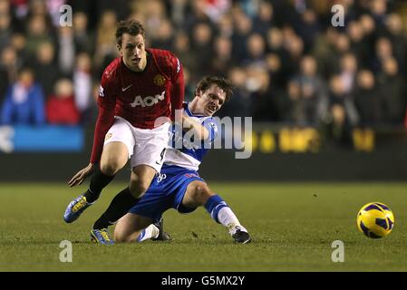 Fußball - Barclays Premier League - Reading / Manchester United - Madjeski Stadium. Jay Tabb von Reading und Phil Jones von Manchester United (links) kämpfen um den Ball Stockfoto