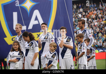 LA Galaxy's Robbie Keane (Mitte) mit David Beckham (rechts) und Brooklyn, Romeo und Cruz Beckham vor dem MLS Cup Finale im Home Depot Center, Los Angeles, USA. Stockfoto