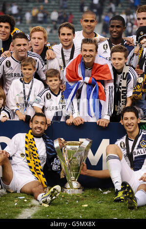 LA Galaxy's David Beckham posiert seine Söhne (von links nach rechts) Romeo, Cruz und Brooklyn und Teamkollegen einschließlich Robbie Keane (links) nach dem Gewinn des MLS Cup Final im Home Depot Center, Los Angeles, USA. Stockfoto