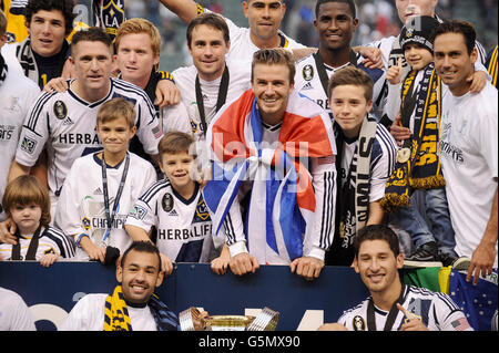 LA Galaxy David Beckham posiert seine Söhne Brooklyn, Cruz und Romeo, und Teamkollegen einschließlich Robbie Keane (links) nach dem Gewinn des MLS Cup Final im Home Depot Center, Los Angeles, USA. Stockfoto