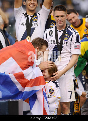 LA Galaxy's David Beckham mit Robbie Keane (rechts), nachdem sie das MLS Cup Finale im Home Depot Center, Los Angeles, USA gewonnen hatten. Stockfoto