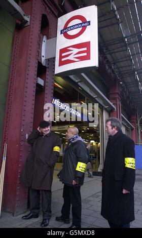 Streikposten am Londoner Bahnhof Waterloo zu Beginn des letzten 48-Stunden-Eisenbahnstreits zwischen der Gewerkschaft Rail Maritime and Transport (RMT) und South West Trains (SWT). * ... Tausende von Pendlern standen vor neuem Reisemiserleben, da die Gewerkschaft erklärte, sie erwarte eine solide Unterstützung für die letzten Walk-outs gegen SWT in ihrem langjährigen Streit um Bezahlung und Disziplinarverfahren. Stockfoto