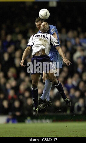 Coventry City Muhamed Konjic Herausforderungen Tottenham Hotspur Les Ferdinand während der AXA F.A.Cup 3. Runde auf Highfield Road, Coventry.. Foto David Davies.. Stockfoto