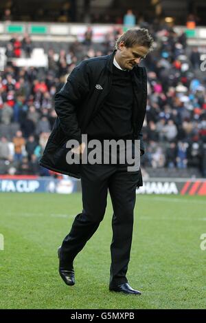 Fußball - FA Cup - zweite Runde - Milton Keynes Dons / AFC Wimbledon - Stadion:mk. Der Manager von AFC Wimbledon, Neal Ardley, scheint nach dem letzten Pfiff niedergeschlagen zu sein Stockfoto