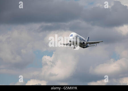 Hamburg, Deutschland - 18. Juni 2016: A Beluga Supertransporter landet auf dem Airbus-Werk in Hamburg-Finkenwerder Stockfoto