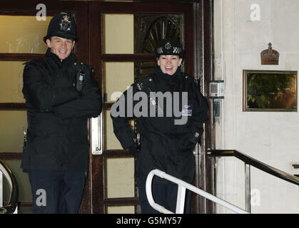 Polizeibeamte vor dem King Edward VII Hospital im Zentrum von London, wo die Herzogin von Cambridge mit einer schweren Form der Morgendrankheit aufgenommen wurde. Stockfoto