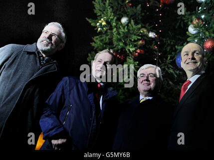 Taoiseach Enda Kenny (zweite Linke) wird von den Parteiführern Gerry Adams, Sinn Fein, Tanaiste Eamon Gilmore, Labour und Micheal Martin, Fianna Fail, beim jährlichen Einschalten der Weihnachtsbaumlichter im Leinster House, Dublin. Stockfoto