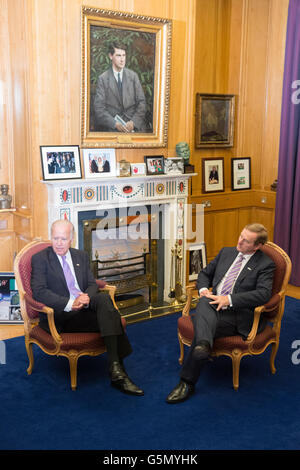 Ein Taoiseach Enda Kenny TD (rechts) begrüßt US-Vize-Präsident Joe Biden, Regierungsgebäude, Dublin.Ireland. Vize-Präsident Biden ist eine sechs-Tage-Besuch in Irland. Stockfoto