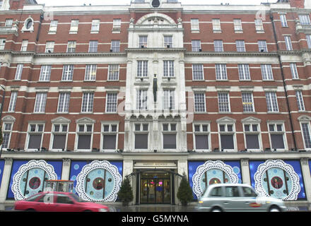 Allgemeine Ansicht des Kaufhauses Harvey Nichols im Londoner Knightsbridge, Dienstag, 25. Dezember 2001, nachdem Raider in den frühen Morgenstunden in das Geschäft eindrangen und einen Wachmann festgebunden hatten. Der 30-Jährige wurde bei dem Vorfall, den Scotland Yard glaube, von drei Personen, wahrscheinlich bewaffnet, durchgeführt wurde, nicht verletzt. Stockfoto