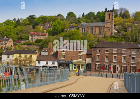 Die Pfarrkirche und die Tontine Hotel in Ironbridge betrachtet aus der berühmten Eisernen Brücke, Shropshire, England, UK Stockfoto