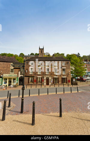 Die Pfarrkirche und die Tontine Hotel im Zentrum von Ironbridge, Shropshire, England, UK Stockfoto