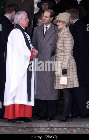 Der Graf und die Gräfin von Wessex, sprechen mit dem Vikar, nachdem er am Weihnachtstag in der Church of St Mary Magdalen auf dem Sandringham Estate, Norfolk, Gottesdienst besucht hat. Stockfoto