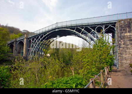 Abraham Darby historischen 1779-Brücke über den Fluss Severn in Ironbridge, Shropshire, England, UK Stockfoto