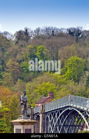 Das Kriegerdenkmal und Abraham Darby historische Brücke 1779 über den Fluss Severn in Ironbridge, Shropshire, England, UK Stockfoto