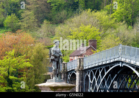 Das Kriegerdenkmal und Abraham Darby historische Brücke 1779 über den Fluss Severn in Ironbridge, Shropshire, England, UK Stockfoto