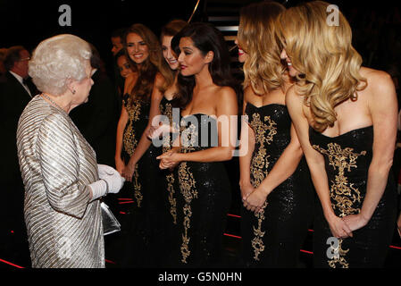 Queen Elizabeth II begrüßt Cheryl Cole (3. Von rechts) von Girls laut nach der Royal Variety Performance in der Royal Albert Hall in London. Stockfoto