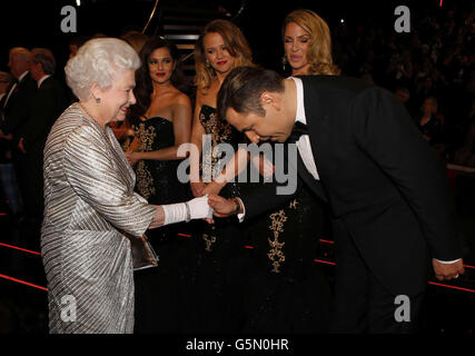 Queen Elizabeth II begrüßt den Komiker David Walliams nach der Royal Variety Performance in der Royal Albert Hall in London. Stockfoto