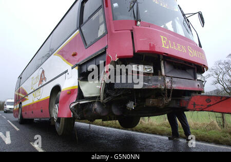 Ein Reisebus wird am Unfallort geborgen, bei dem eine Frau heute schwer verletzt wurde, als das Auto, das sie gefahren hat, bei einer Kollision mit dem Reisebus auftrat, Die 40 Menschen trug, landete bei dem Unfall auf der A701 in der Nähe der Blyth Bridge in den Scottish Borders in einem Graben. * die Frau, die das Auto fuhr, die vermutlich allein unterwegs war, wurde schwer verletzt und nach Edinburgh Royal Infirmary gebracht. Feuerwehrleute retteten die Frau aus dem Auto und stabilisierten den Bus mit Winden, bevor sie den Passagieren beim Aussteigen halfen. Stockfoto