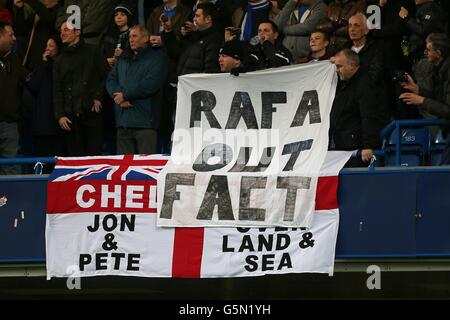 Chelsea-Fans mit einem Banner mit der Aufschrift "Rafa out Fact" auf den Tribünen während des Barclays Premier League-Spiels in Stamford Bridge, London. Stockfoto