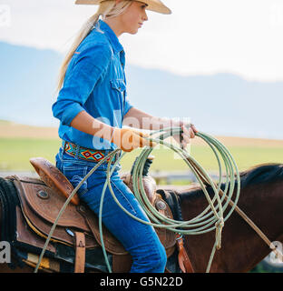Kaukasische Cowgirl Holding Lasso auf Pferd Stockfoto