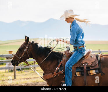 Kaukasische Cowgirl Holding Lasso auf Pferd Stockfoto