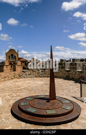 Sehen Sie Geschichte von Ávila. Sonnenuhr - Wand von Avila. Kastilien und Leon. Spanien Stockfoto