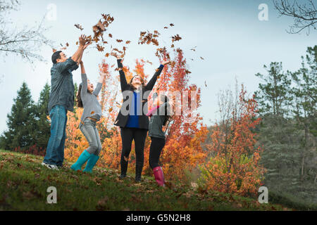 Familie spielen im Herbst Blätter Stockfoto