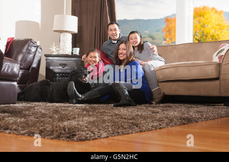 Familie mit Hund im Wohnzimmer entspannen Stockfoto